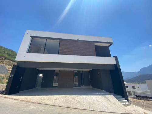 Estrena Residencia En Privada En El Uro Zona Carretera Nacional, C/ Jardín, Terraza Exterior Techada C/ Asador Balcón C/ Vistas A Las Montañas, Fracc C/ Alberca, Áreas Verdes Y Cancha De Fútbol
