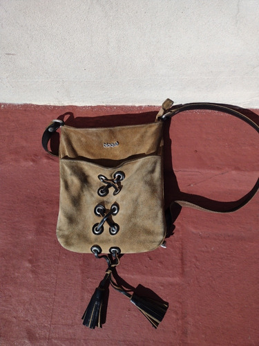 Cartera De Gamuza Marca Blaque, Con Detalles En Cuero Negr 