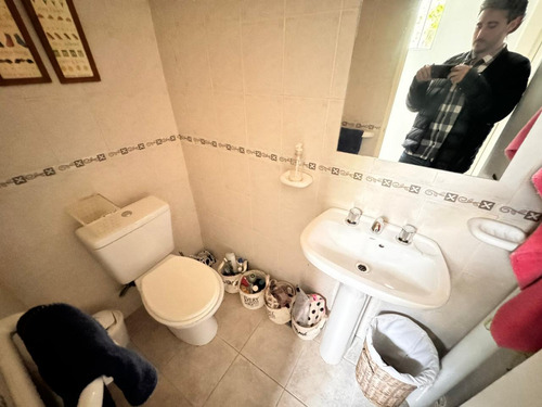 Venta - Casa Pasillo A 2 Cuadras Del Río. 3 Dormitorios Y Patio. Alquila Cochera En Edificio Al Lado