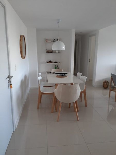 Venta Apartamento 2 Dormitorio Y Servicio, Playa Brava
