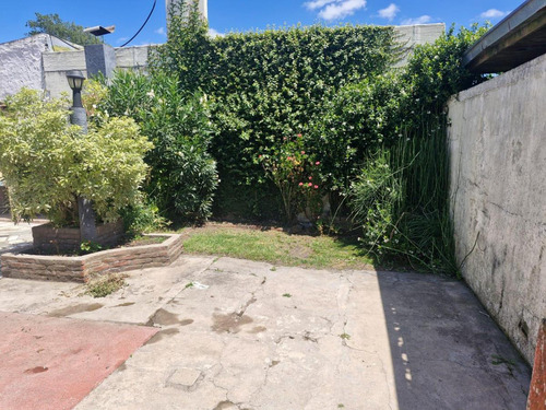 Casa En Venta - 2 Dormitorios 1 Baño - Cochera - 213mts2 - Mar Del Plata