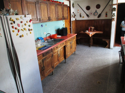 Venta - Quinta Para Remodelar Pero Mantenida. Precio Bajado!! - 463 Mts2. Terreno 525 Mts. 6 Hab. 5 Baños. 4 Estc. Parte Alta Muy Cerca De La Cota Mil - El Marques - Mun. Sucre
