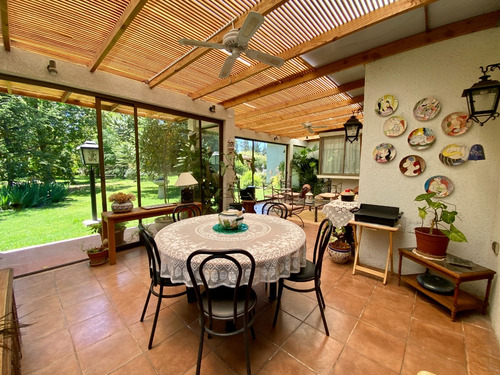 Amplia Casa Con Jardín Formado En Condominio Consolidado