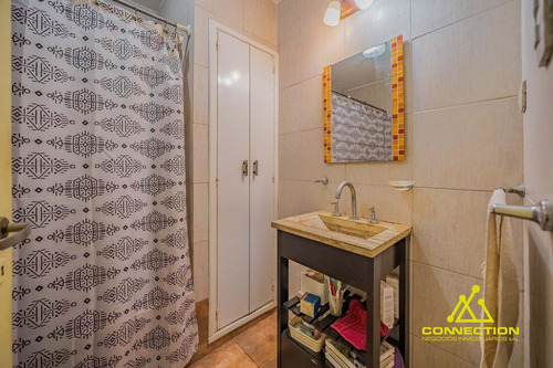 Casa 6 Ambientes En Venta. Banfield Con Pileta