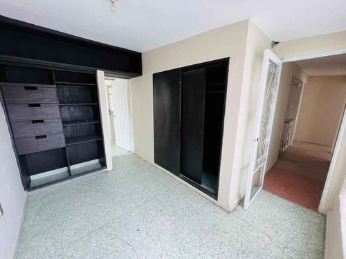 Casa En Colonia Roma Sur Calle Amealco #·14 Colonia Roma Sur Cuauhtémoc. Entre Tepic Y Baja California. Cerca Av. Monterrey, Medellín, Colonia Condesa, Uso 3 Niveles, Cus 400m2, 3 Viviendas. Fl19-za