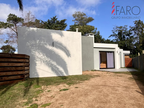 Casa Reciclada A Estrenar De 3 Dormitorios, Depto De Huéspedes. Piscina, Parrillero.