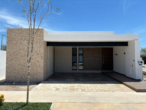 Casa De Una Planta En Privada Fiora Residencial, Cholul, Mérida, Yucatán.