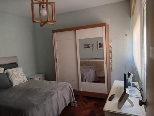 Venta De Casa Dos Plantas, Cochera Y Parrillero