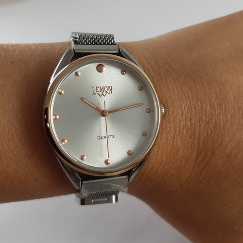 Imagen 2 de 3 de Reloj Mujer Lemon L1564 Malla Imantada Plateada
