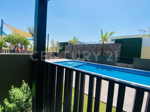 Pre Venta De Casa En Area De Cumbres En Fraccionamiento Privado
