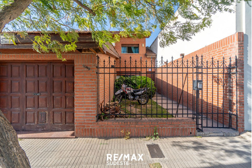 Hermoso Chalet En Barrio Pacifico