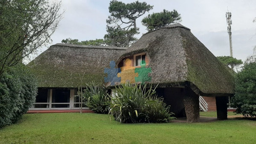 Imagen 2 de 24 de Casa En Venta A 2 Cuadras Del Mar - Playa Brava - Punta Del Este
