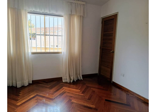 Casa Con Amplios Jardines En Urb Parque El Retiro, San Antonio