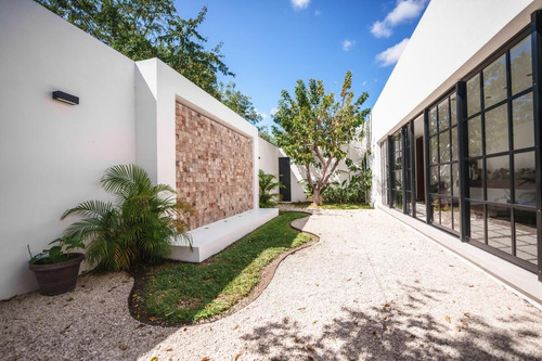 Casa En Venta En Privada Hacienda Cholul Con Amplio Terreno Y Paneles Solares