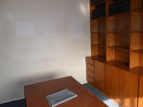 Imagen 4 de 16 de Amplia Oficina Al Frente, Con Recepción, 3 Despachos, Sala De Espera, Cocina, Baño Completo. Cochera Fija En El Subsuelo Del Edifcio.