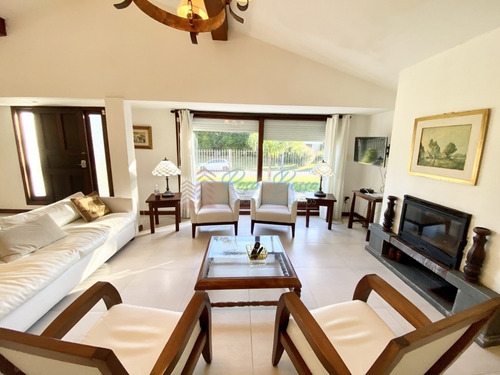 Casa En San Rafael, 4 Dormitorios *- Ref: 3461
