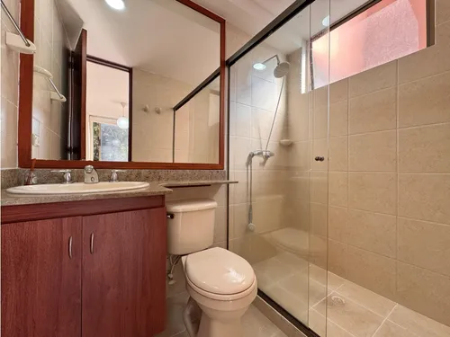Apartamento En Venta Con Espacios Amplios Poblado (loma De Los Parras)