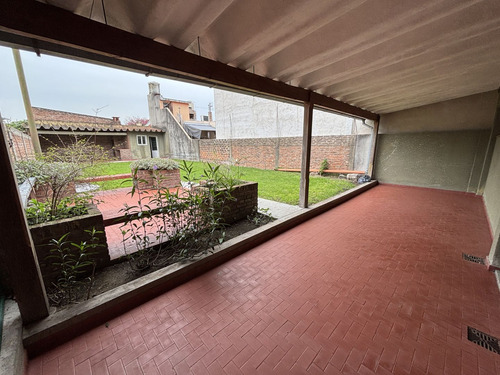 Casa + 2 Locales En Inmaculado Estado De Conservación!