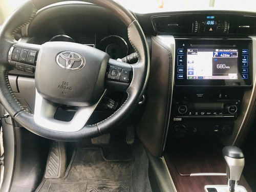 Imagen 8 de 12 de Toyota Hilux Sw4 Srx At