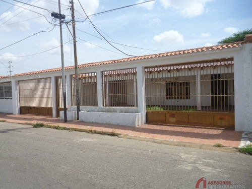 Imagen 1 de 13 de Casa Amplia Y Acogedora Ubicada En San Rafael.