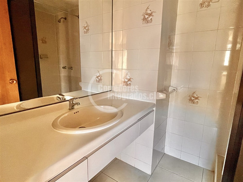 Departamento En Venta De 3 Dorm. En El Golf, Las Condes