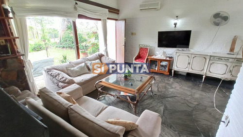 Chalet En Venta - Zona Pinares!