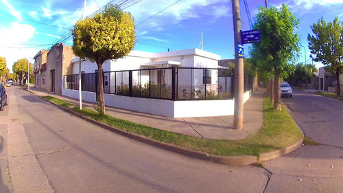 Venta Casa 2 Dormitorios Y Jardín En Cap. Bermudez