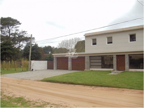 Casa Cerca De La Playa En Rincón Del Indio, Punta Del Este.- Ref: 30251