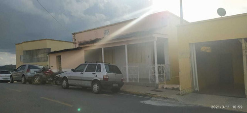 Casa Em Frente Ao Hospital De Baependi , Casa Maior 03 Quartos , Casa Fundos 1 Quarto , Porão 01 Quarto Com Excelente Localização Para Residência , Ou Ponto Comercial. - 1038