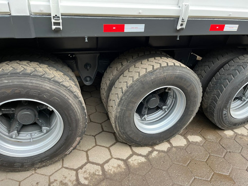 Carga Seca Em Otimo Estado C/ Pneus E C/ Assoalho De Ferro X