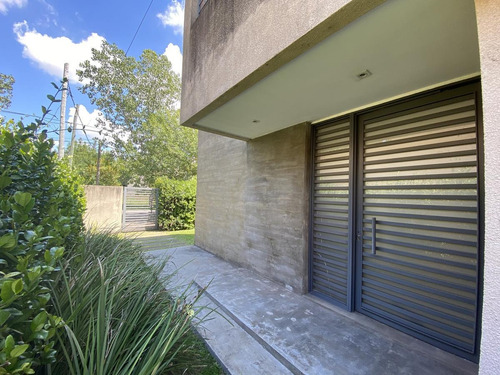 Casa De 3 Dormitorios En Venta Con Parrillero -aldea Fisherton