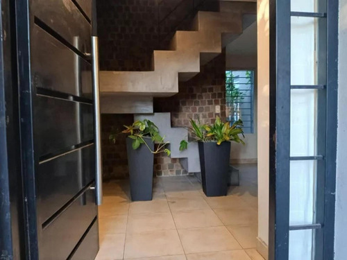 Casa En Venta - 4 Dormitorios 3 Baños - 461mts2 - El Palomar