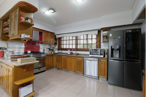 Venta Casa 5 Ambientes Jardin Y Cochera Playroom