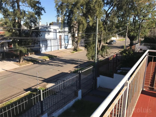 Vendo Excelente Casa De 2 Dormitorios, 1 Baño, Jardín Con Entrada Para Auto, Terraza Con Parrillero Y Estufa A Leña, Acepta Banco, Buceo.