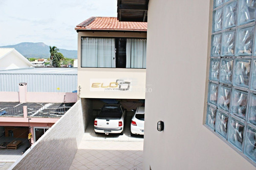 Imagem 3 de 30 de Casa Ampla Com Pátio E Edícula Em Forquilhinhas. - 3476