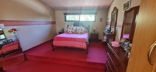 Casa Tipo Chalet De 5 Ambiente Con Gge Cubierto , Jardin,fondo , Quincho, 3 Baños, Desarrollada En 2 Plantas, Sobre Lote De 8.x 24 Mts