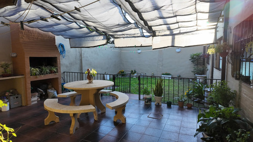 Casa De Tres Dormitorios Y Patio, Barrio Sargento Cabral, Santa Fe