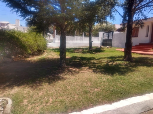 Imagen 2 de 15 de Casa En Venta De 4 Dormitorios C/ Cochera En Villa Del Lago
