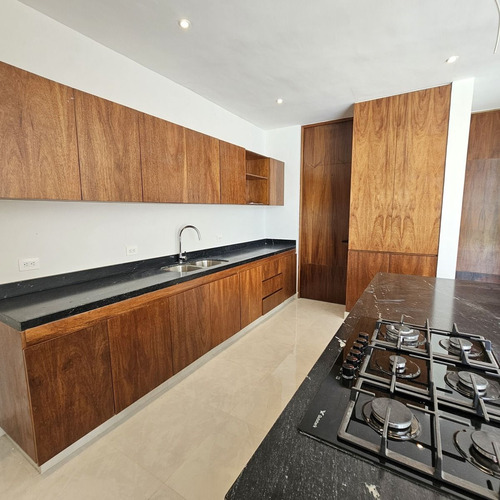 Casa En Venta En Privada Residencial Alura, Cholul.