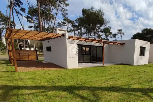 Casa En  Venta De 2 Dormitorios A Estrenar En Parque Burnett - Pinares - Punta Del Este