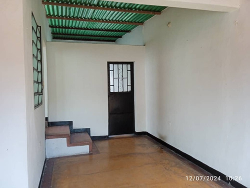 Rivero Bienes Raíces Promociona Y Vende Casa De Dos Niveles En La Urb. Girardot