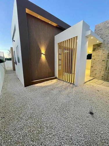 Exclusiva Casa En Venta Residencial Los Lirios, La Romana