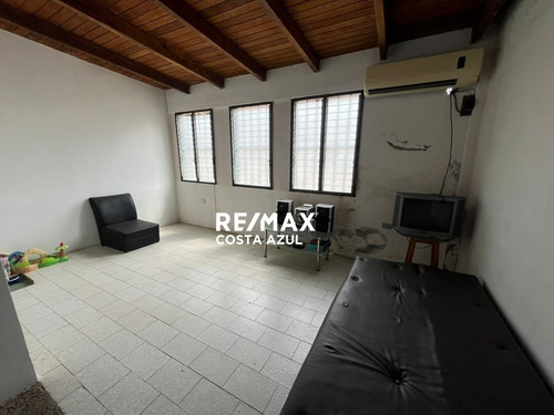 Remax Vende Amplia Casa En Conjunto Los Coralitos Tucacas
