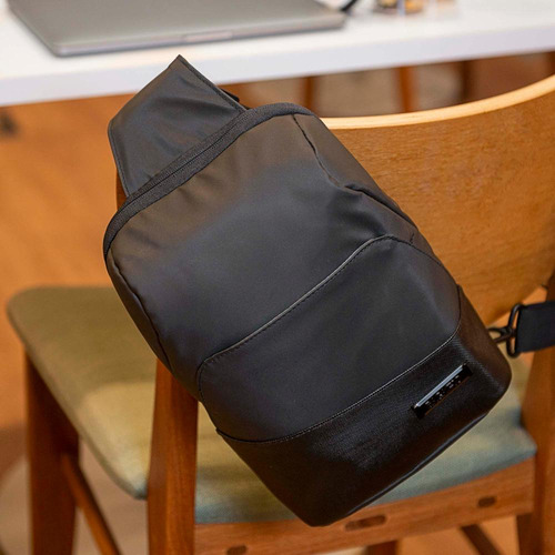 Mochila Masculina Transversal Resistente Agua Advanced Preta Cor Preto