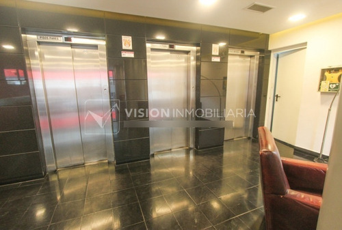 Imagen 14 de 25 de Alquiler De Oficina Doble, 5to Piso Al Frente, 60m2, Dos Entradas, Dos Baños, Sala De Reuniones De Uso Común, Plaza Independencia Esq Juncal, Entre El Centro Y La Ciudad Vieja