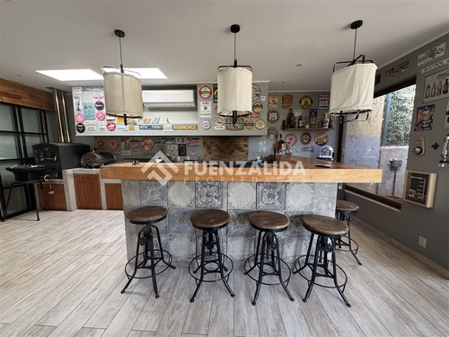 Casa En Venta De 5 Dorm. En Colina