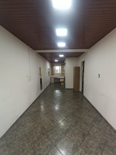 2 Casas No Mesmo Patio Com Muros Altos Separando