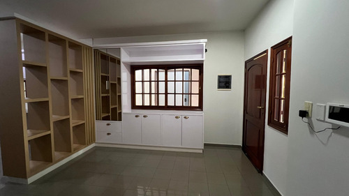 Alquilo Casa Con Piscina En Pleno Centro De Encarnación: 5 Habitaciones Y 4 Baños