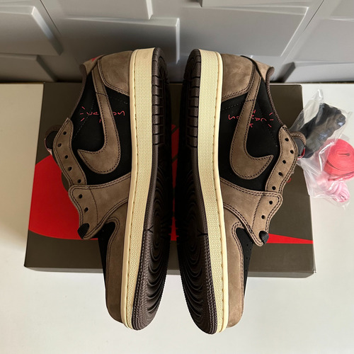 Tenis Air Jordan 1 Low Travis Scott Mocha 41 (Usado)