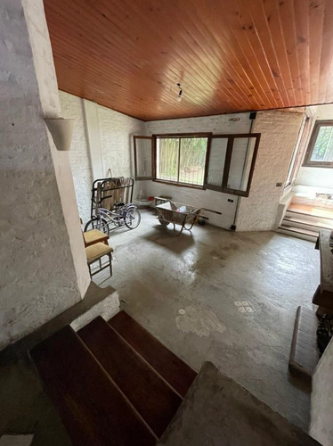 Imagen 7 de 14 de Magnífica Casa En Venta De 5 Ambientes Con Jardín Y Quincho En Banfield Oeste